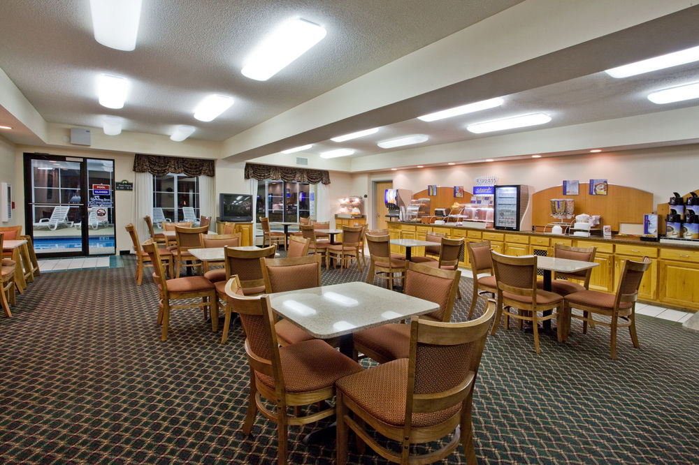 HOLIDAY INN EXPRESS HOTEL AND SUITES HIAWASSEE