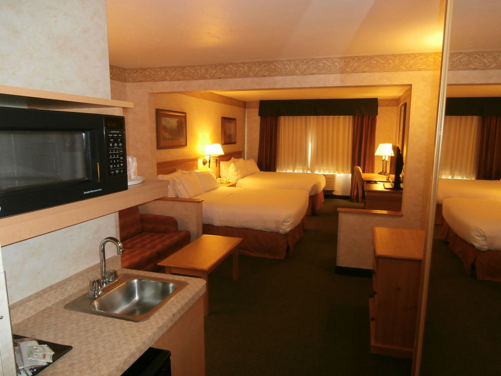 Holiday Inn Express and Suites Raton