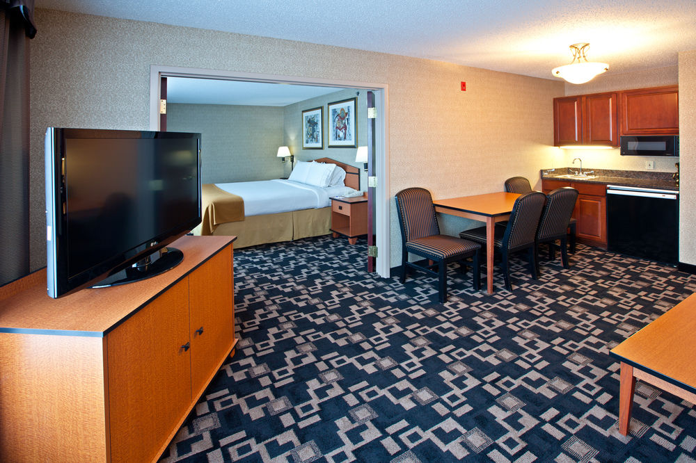 HOLIDAY INN EXPRESS HOTEL AND SUITES GREENWOOD