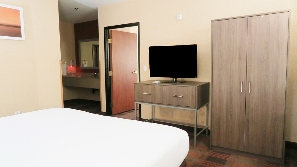 Holiday Inn Express & Suites Elk Grove Central - Hwy 99, an IHG Hotel
