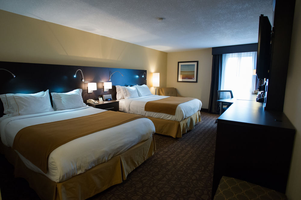 HOLIDAY INN EXPRESS HOTEL AND SUITES TOPEKA