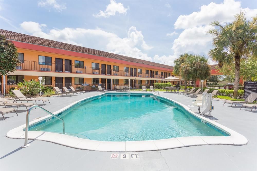 SUPER 8 NAPLES