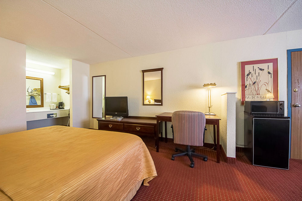 Econo Lodge  Inn AND Suites