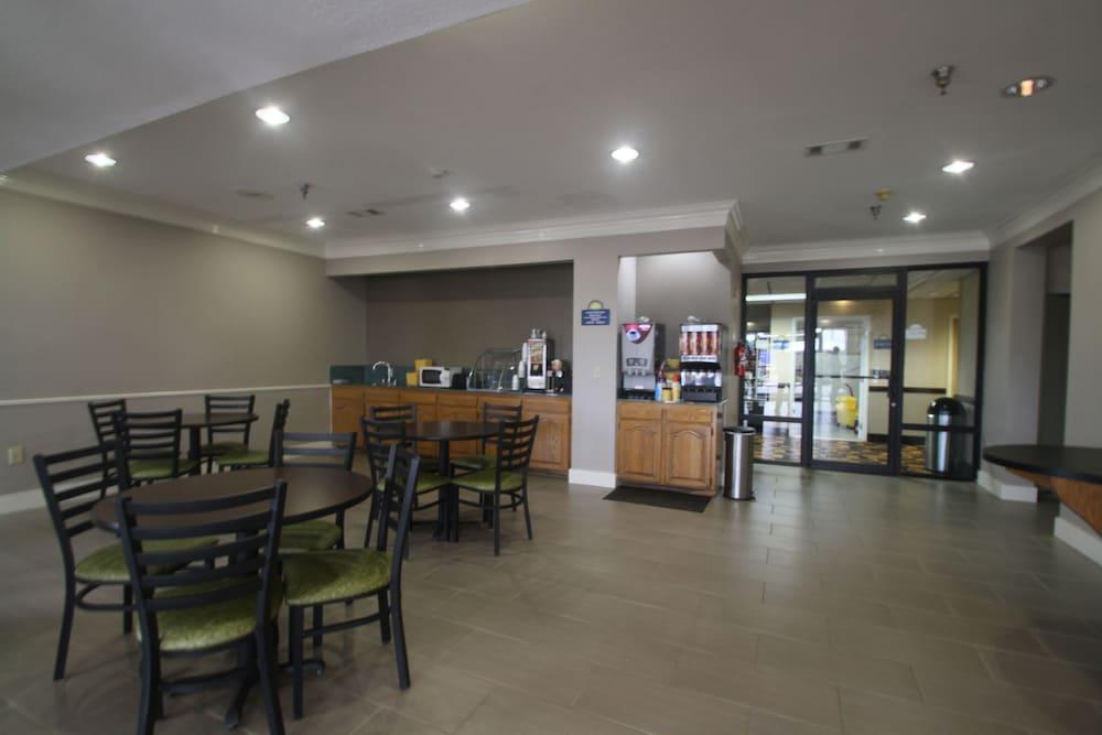 Days Inn by Wyndham Denham Springs-Baton Rouge East