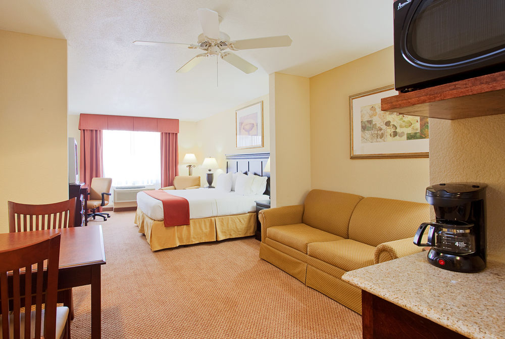 HOLIDAY INN EXPRESS HOTEL AND SUITES LUCEDALE