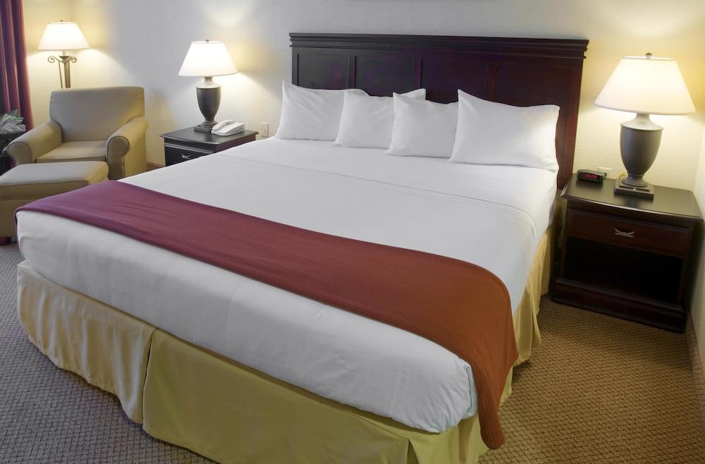 HOLIDAY INN EXPRESS HOTEL AND SUITES LUCEDALE