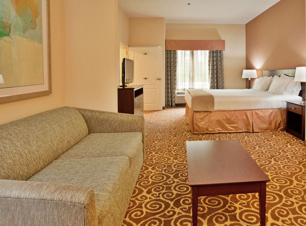 HOLIDAY INN EXPRESS HOTEL AND SUITES KANSAS CITY-GRANDVIEW