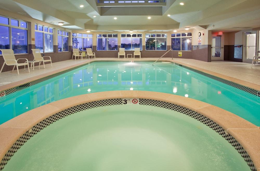 HOLIDAY INN EXPRESS HOTEL AND SUITES KANSAS CITY-GRANDVIEW