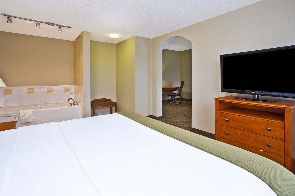 HOLIDAY INN EXPRESS HOTEL AND SUITES GOSHEN