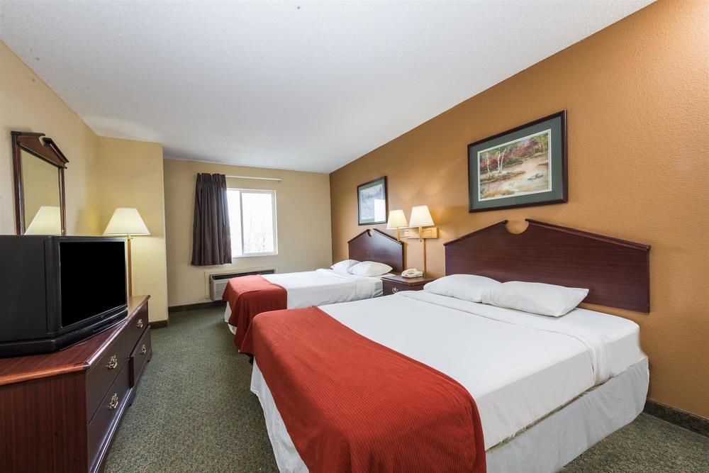 Super 8 by Wyndham Indianapolis/NE/Castleton Area
