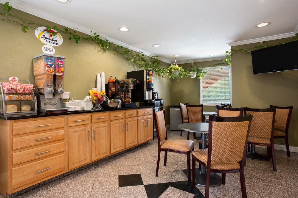 Super 8 by Wyndham Indianapolis/Southport Rd