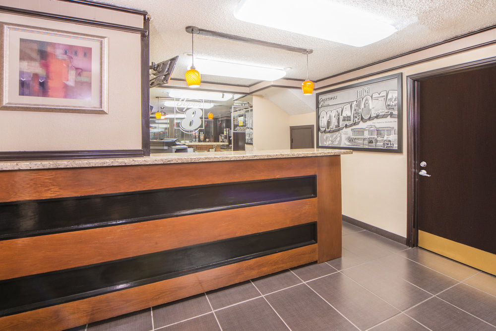 Super 8 by Wyndham Tulsa/Arpt/St Fairgrounds