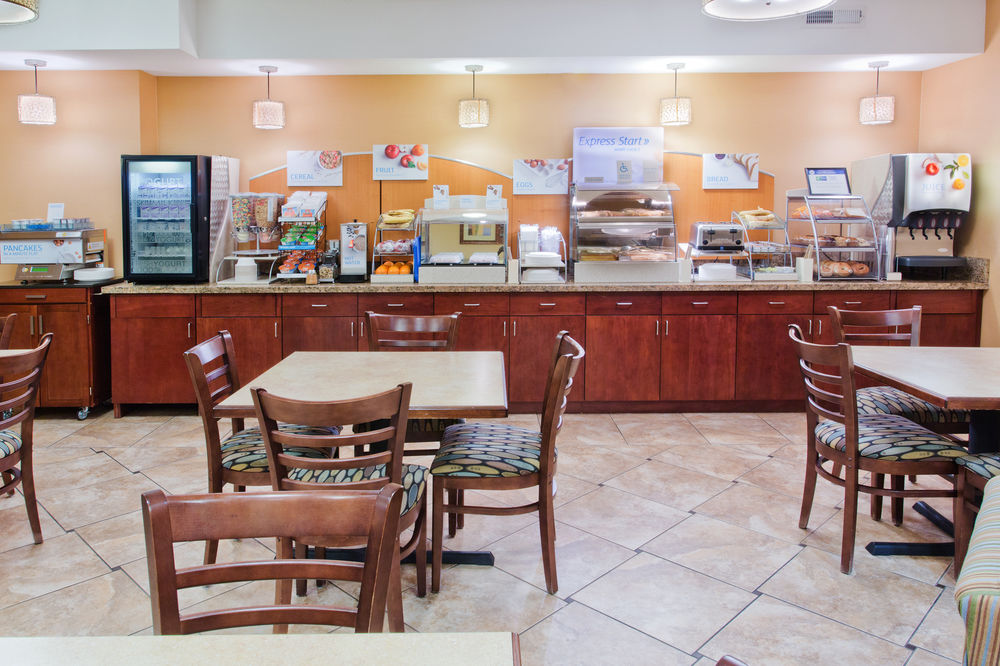Holiday Inn Express Hotel & Suites Portland-Jantzen Beach, an IHG Hotel