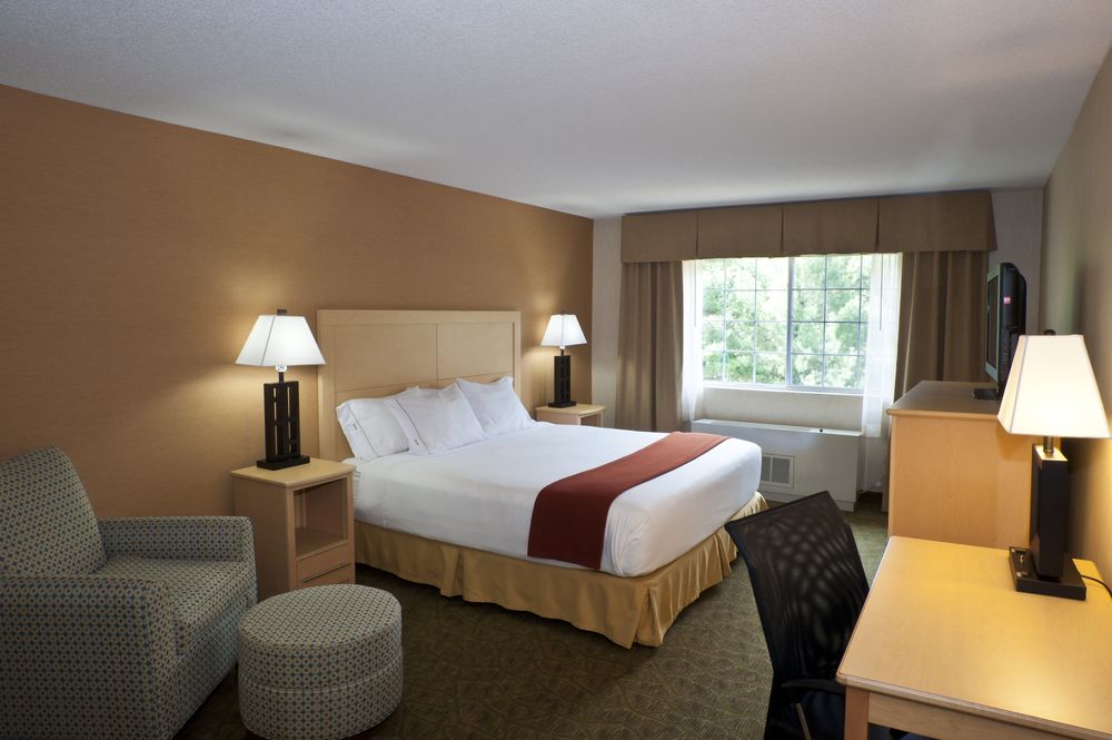 HOLIDAY INN EXPRESS HOTEL & SUITES