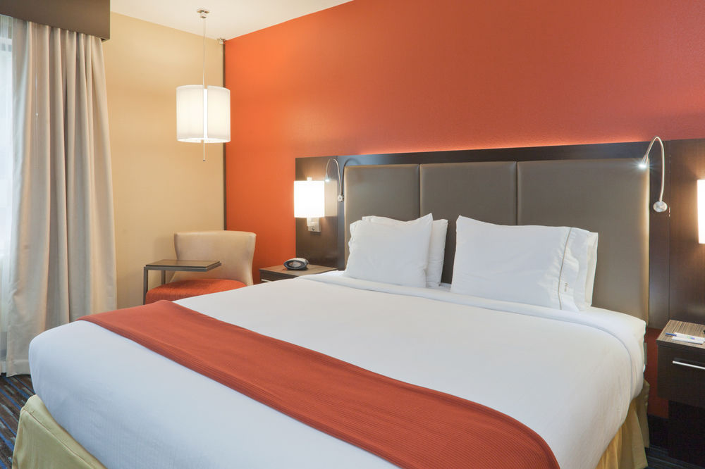 Holiday Inn Express Hotel & Suites Fulton