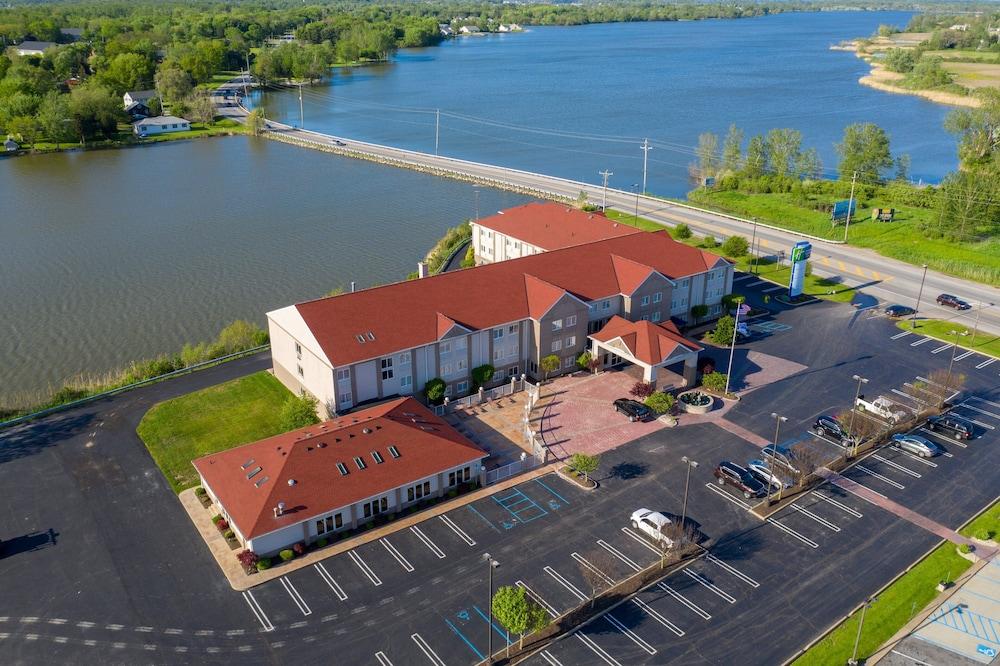 HOLIDAY INN EXPRESS HOTEL AND SUITES PORT CLINTON-CATAWBA ISLAND