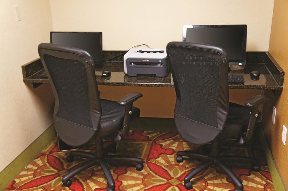 La Quinta Inn & Suites by Wyndham Cleveland Airport West