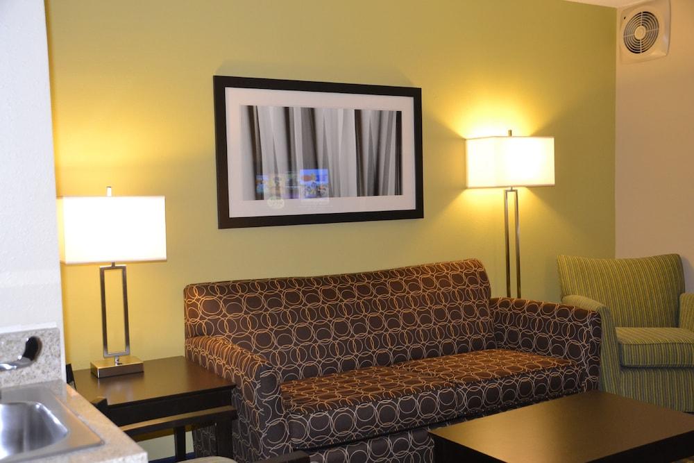 HOLIDAY INN EXPRESS HOTEL AND SUITES BLOOMINGTON-NORMAL UNIV. AREA