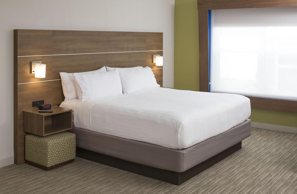 HOLIDAY INN EXPRESS HOTEL AND SUITES WHITE RIVER JUNCTION