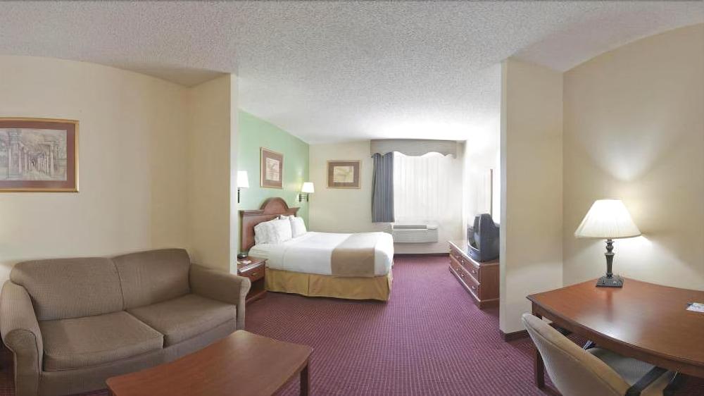 HOLIDAY INN EXPRESS HOTEL AND SUITES BROWNWOOD
