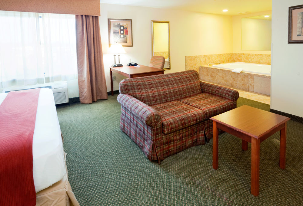 HOLIDAY INN EXPRESS HOTEL AND SUITES ROCKY MOUNT/SMITH MTN LAKE