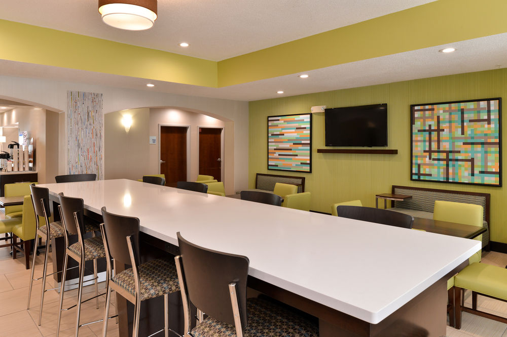 Holiday Inn Express and Suites Cincinnati Blue Ash