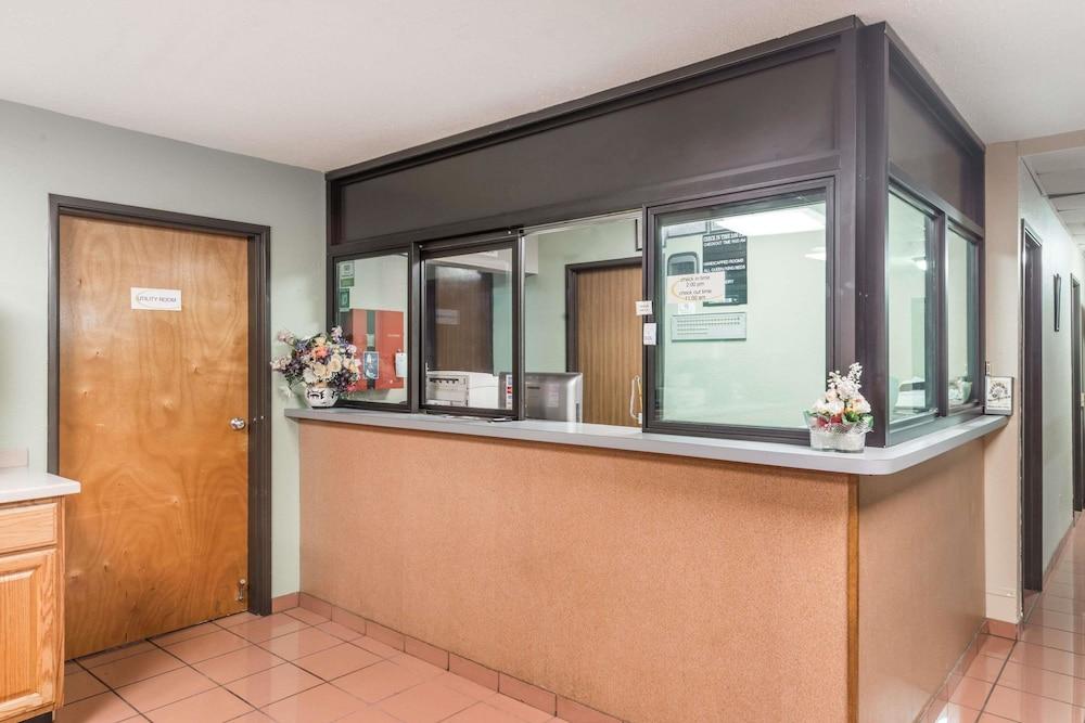 Super 8 by Wyndham OFallon MO/St. Louis Area
