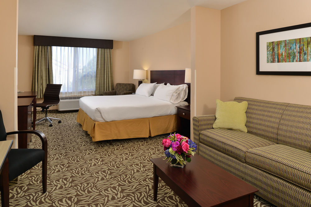 HOLIDAY INN EXPRESS HOTEL AND SUITES FRESNO