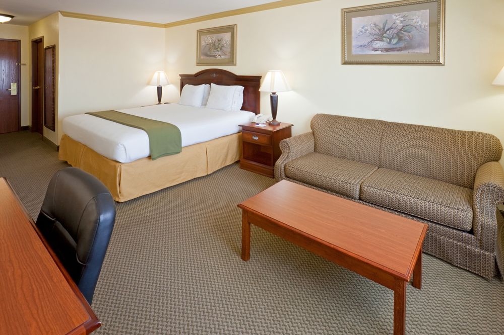 Holiday Inn Express & Suites Lake Worth Nw Loop 820