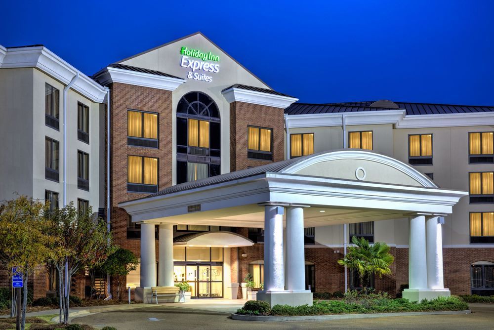 Holiday Inn Express and Suites Jackson Flowood