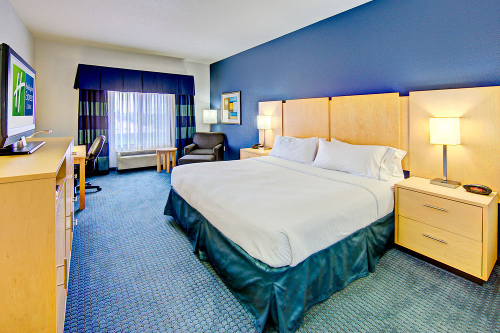 Photo of [subject] HOLIDAY INN EXPRESS HOTEL AND SUITES HUTTO