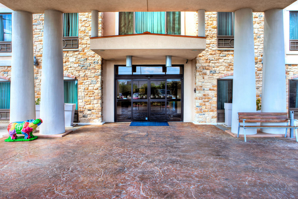 Photo of [subject] HOLIDAY INN EXPRESS HOTEL AND SUITES HUTTO