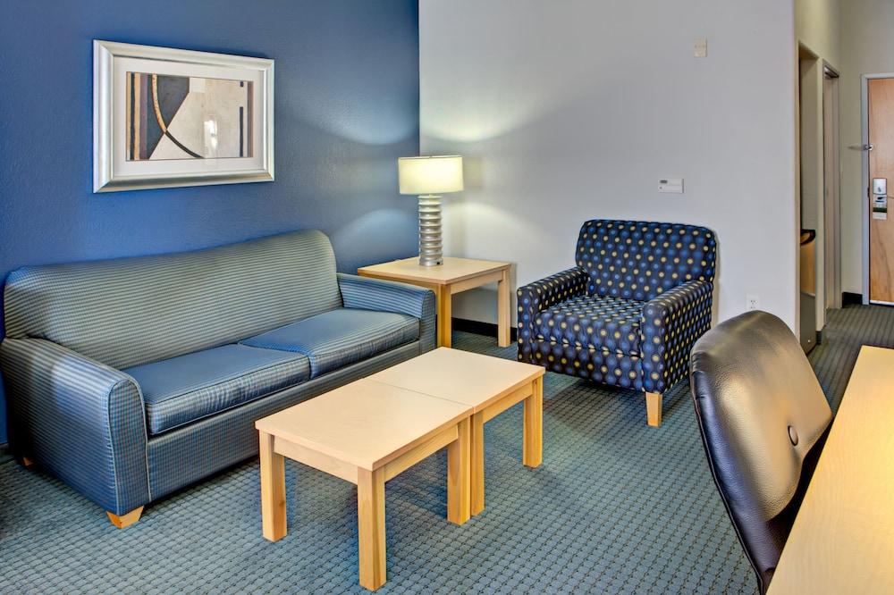 Photo of [subject] HOLIDAY INN EXPRESS HOTEL AND SUITES HUTTO