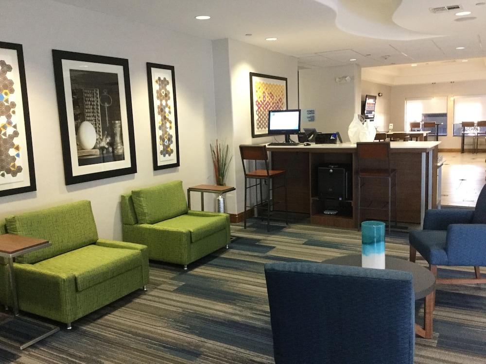Photo of [subject] HOLIDAY INN EXPRESS HOTEL AND SUITES HUTTO