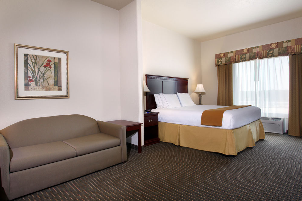 HOLIDAY INN EXPRESS HOTEL AND SUITES HEARNE