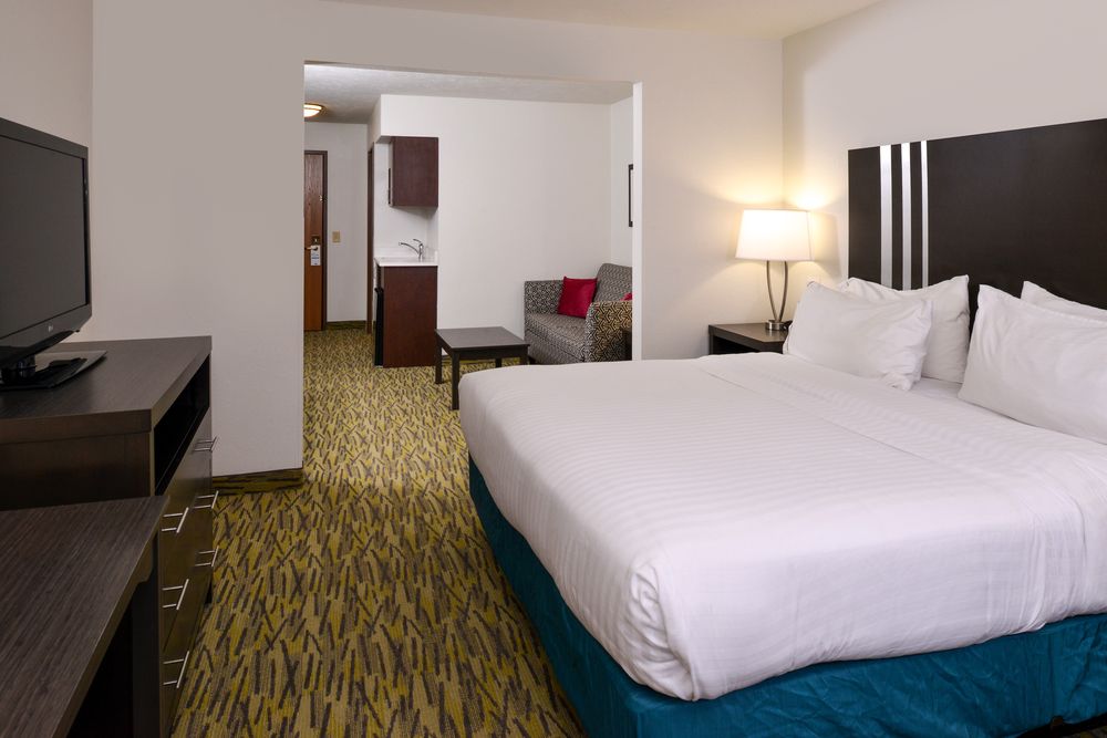 HOLIDAY INN EXPRESS HOTEL AND SUITES OMAHA WEST