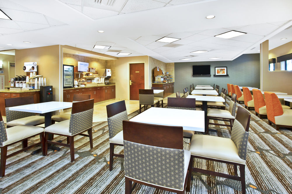 HOLIDAY INN EXPRESS & SUITES AIRPORT