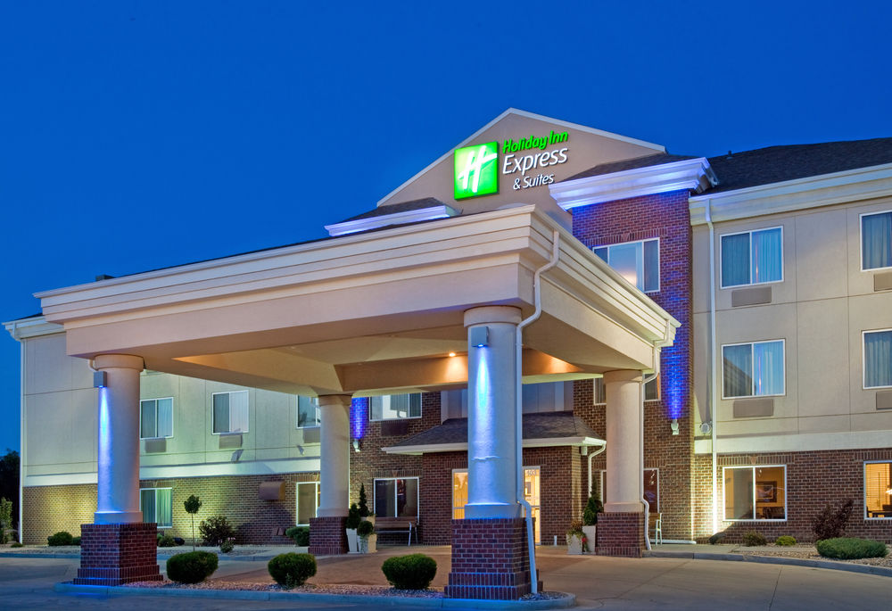 HOLIDAY INN EXPRESS HOTEL AND SUITES DICKINSON