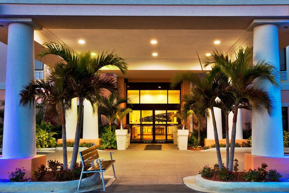 HOLIDAY INN EXPRESS HOTEL AND SUITES LAKE OKEECHOBEE