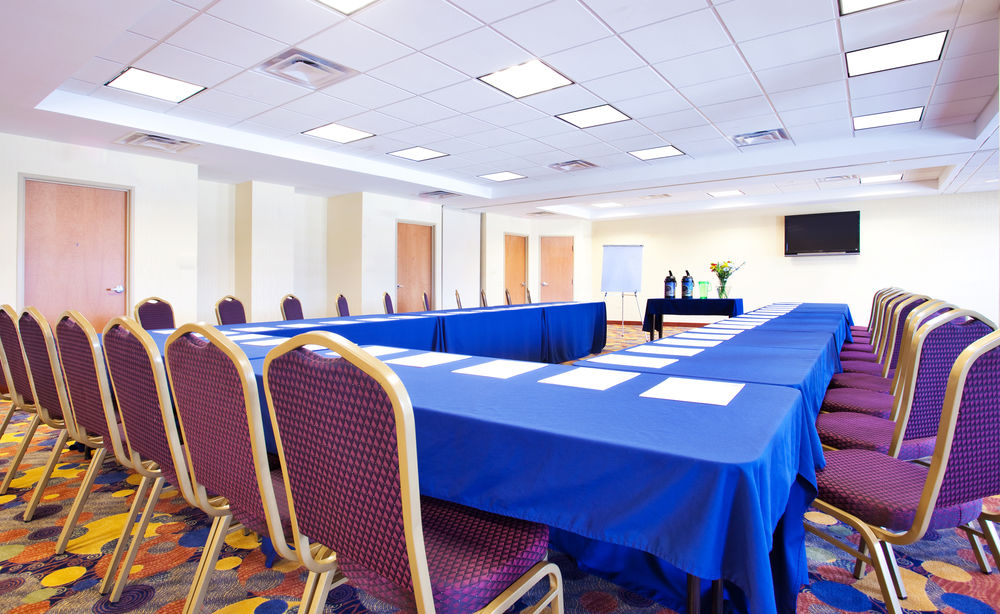 Holiday Inn Express & Suites Waukegan, an IHG Hotel