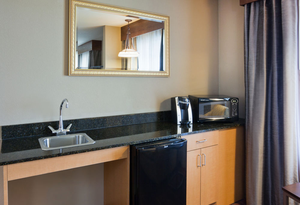 HOLIDAY INN EXPRESS HOTEL AND SUITES BRAINERD-BAXTER