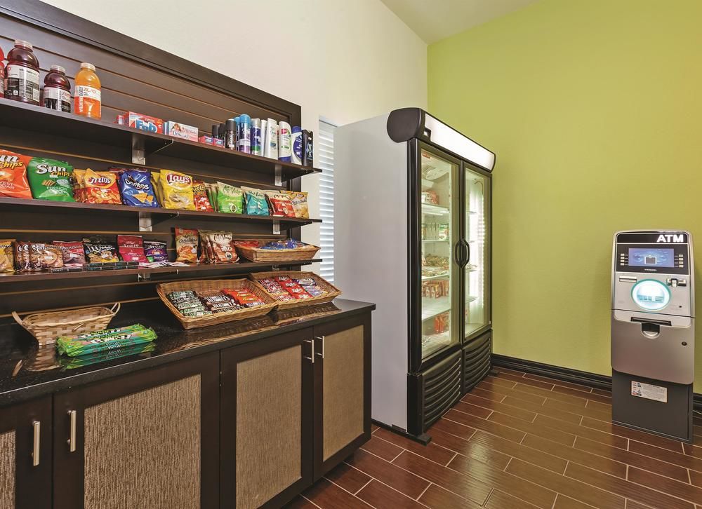 La Quinta Inn & Suites by Wyndham Ft. Worth - Forest Hill TX