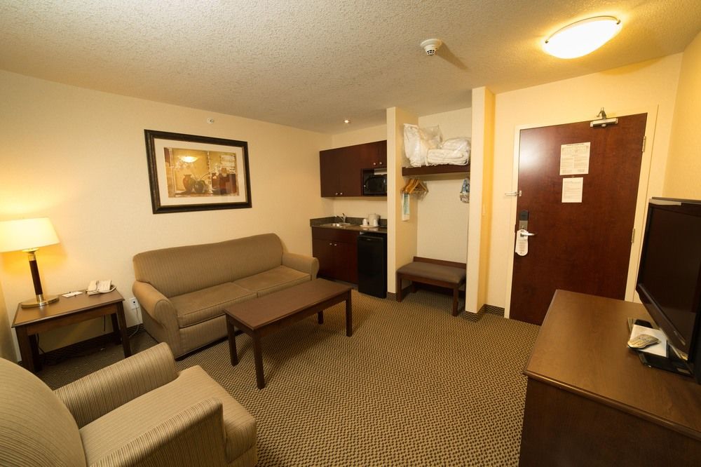 HOLIDAY INN EXPRESS HOTEL AND SUITES SLAVE LAKE