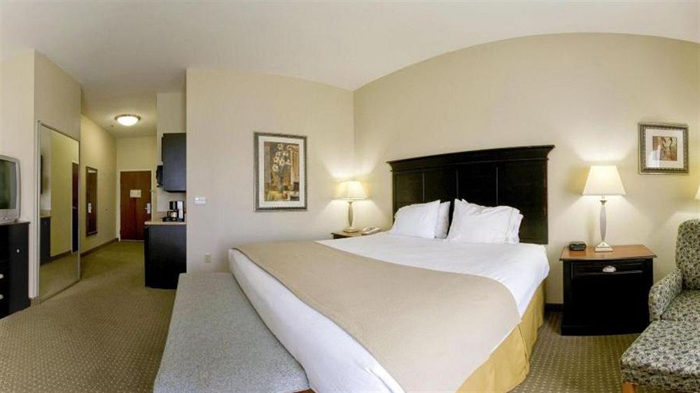 HOLIDAY INN EXPRESS HOTEL AND SUITES VERNON COLLEGE AREA (HWY 287)