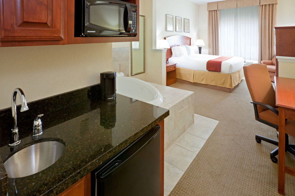 HOLIDAY INN EXPRESS HOTEL AND SUITES DECATUR