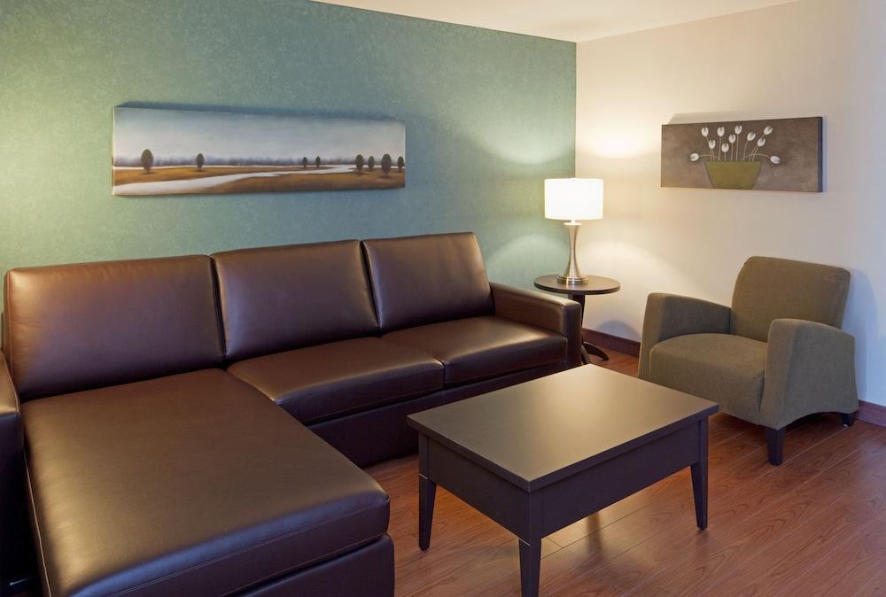 HOLIDAY INN EXPRESS HOTEL AND SUITES SAINT - HYACINTHE