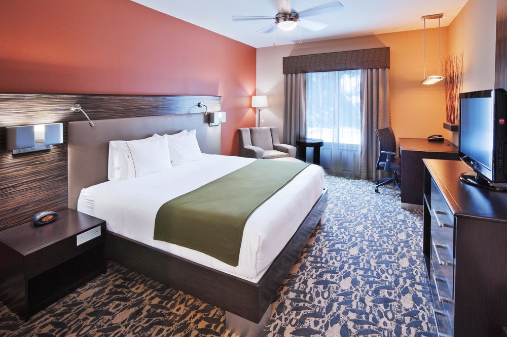 HOLIDAY INN EXPRESS AND SUITES DALLAS GALLERIA AREA