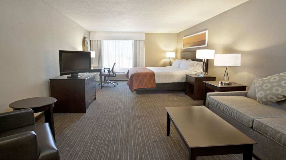 HOLIDAY INN EXPRESS HOTEL AND SUITES MINNEAPOLIS-MINNETONKA