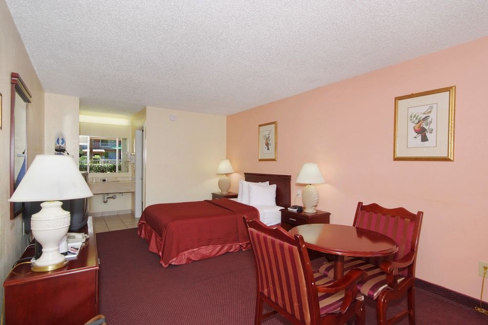 HOWARD JOHNSON BY WYNDHAM TROPICAL PALMS KISSIMMEE
