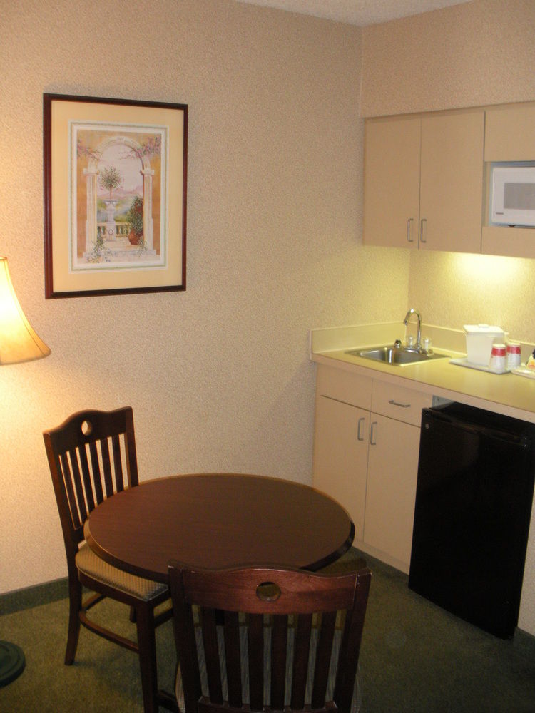 Ramada by Wyndham Suites Orlando Airport